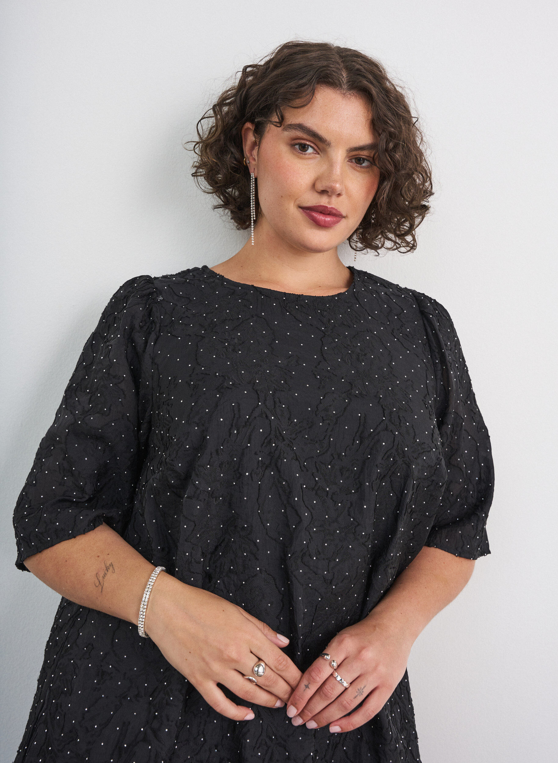 ZizziJacquard jurk met glanzende details en pofmouwen, Zwart, Model image number 3