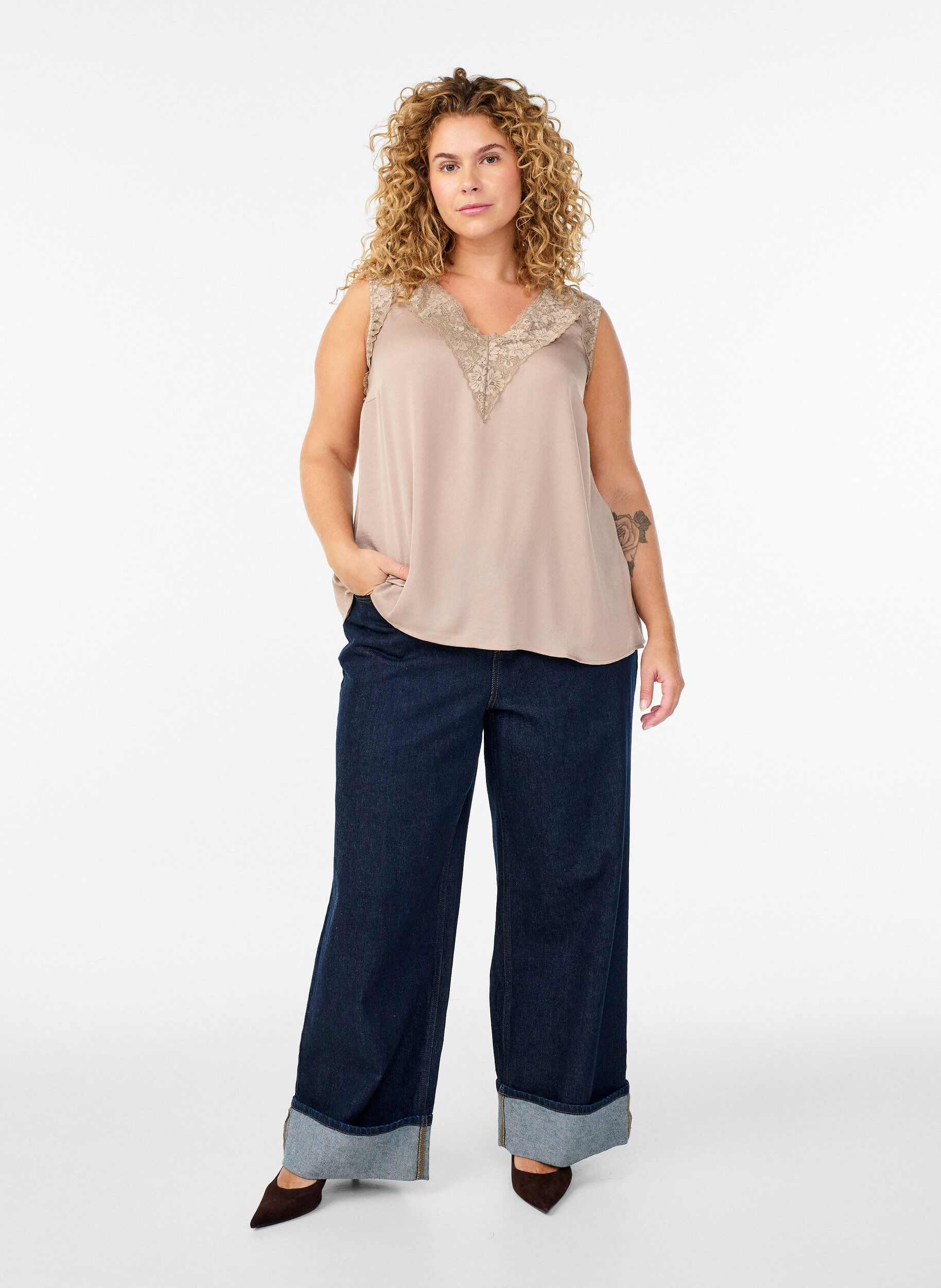 Zizzi Mouwloze top met kant, Beige, Model image number 1