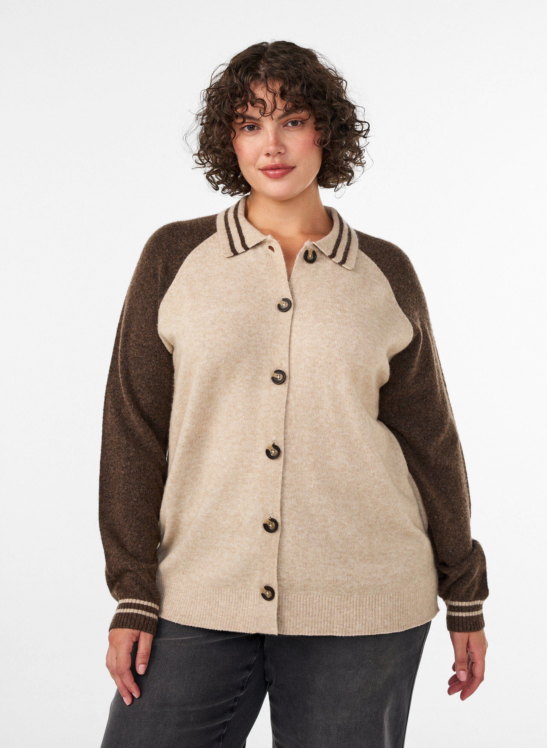 ZizziVest met contrastmouwen en kraag, Beige, Model image number 0