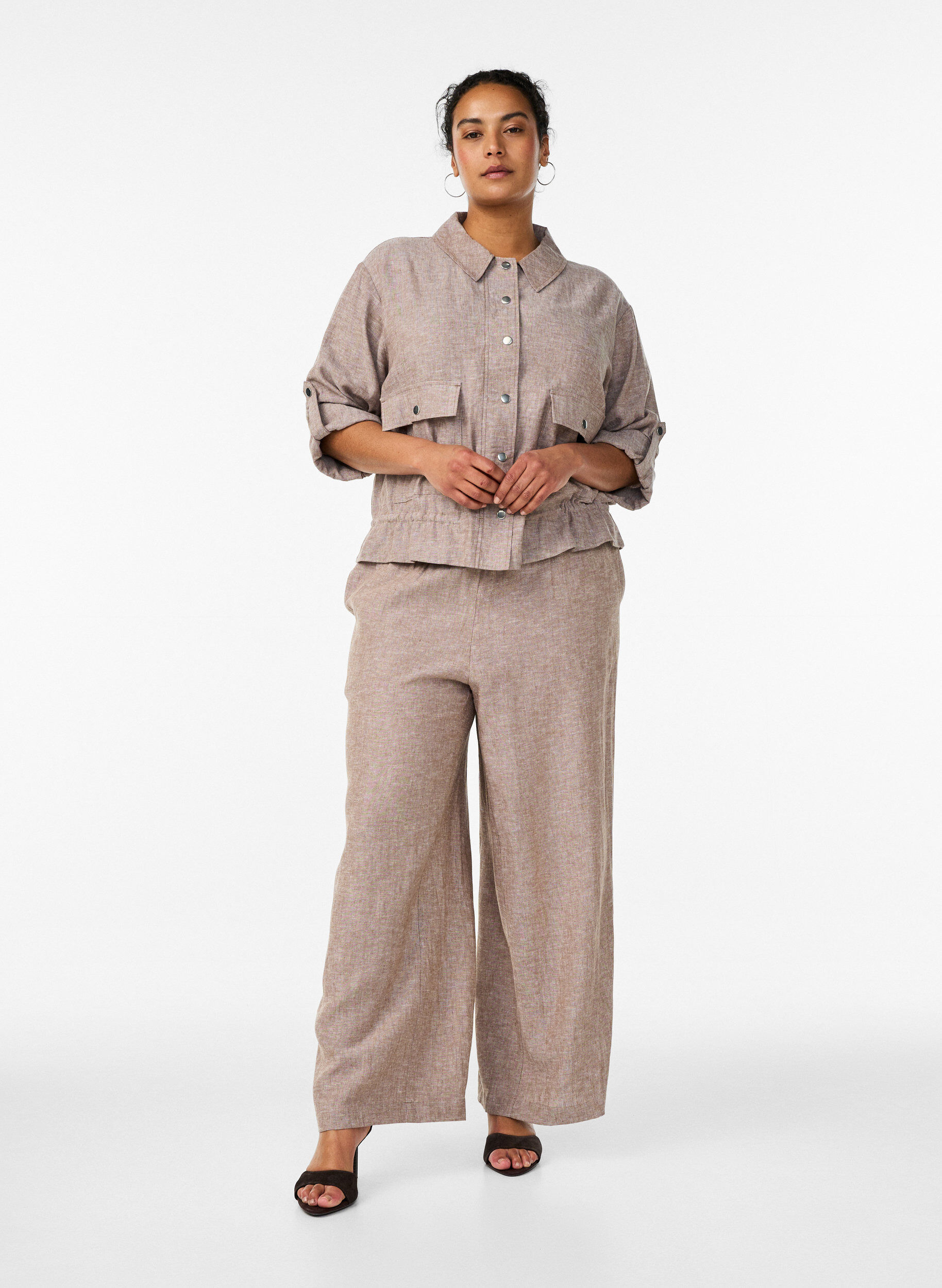 Wijde linnen en viscose broek, Bruin, Model
