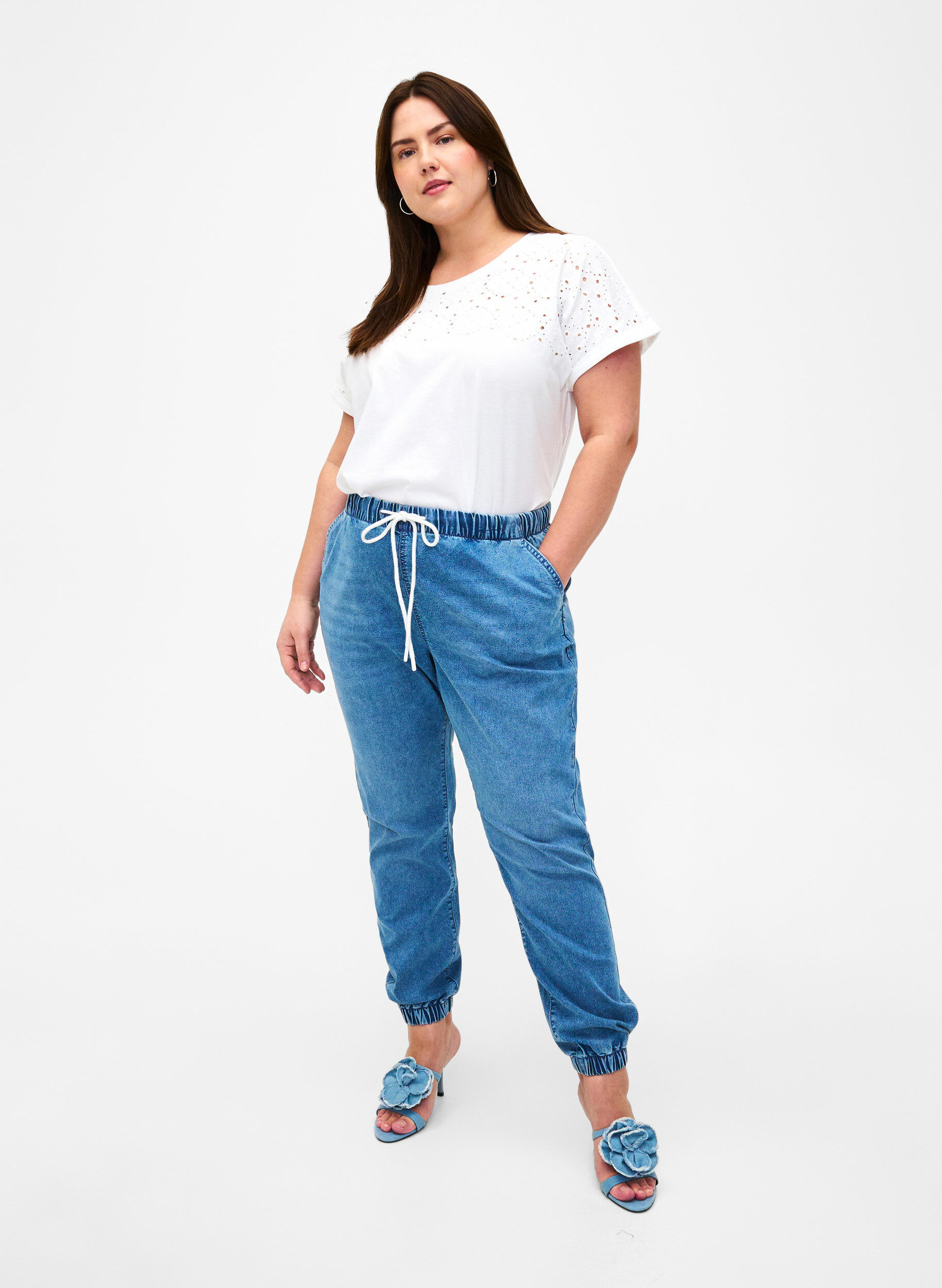 Zizzi T-shirt van biologisch katoen met Engels borduurwerk, Bright White, Model image number 2