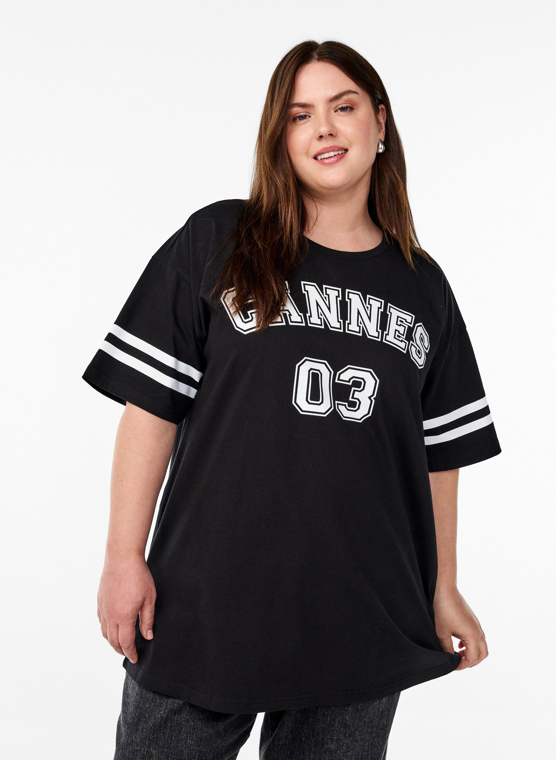 Zizzi Sportief oversized college T-shirt, Zwart, Model image number 0