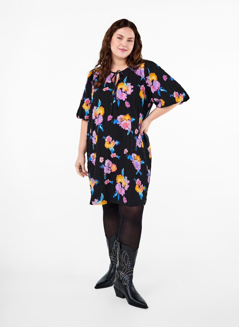 Jurk met korte pofmouwen en bloemenprint, Black w. flower AOP, Model image number 2