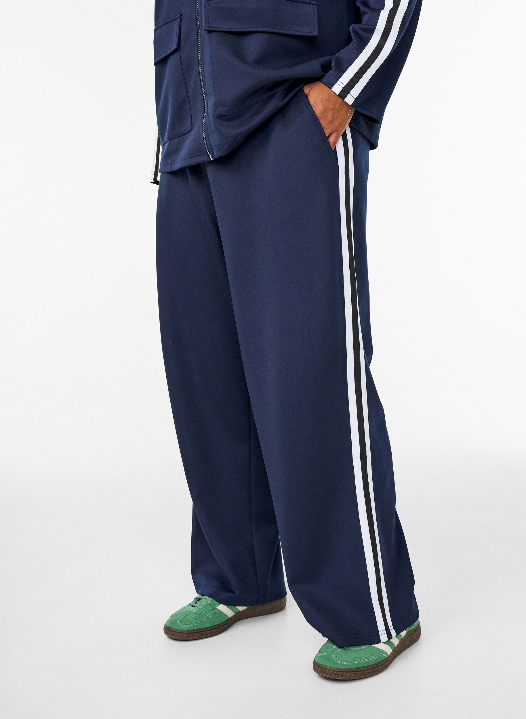 Zizzi Trackpants met hoge taille en sportieve strepen, Blauw, Model image number 2