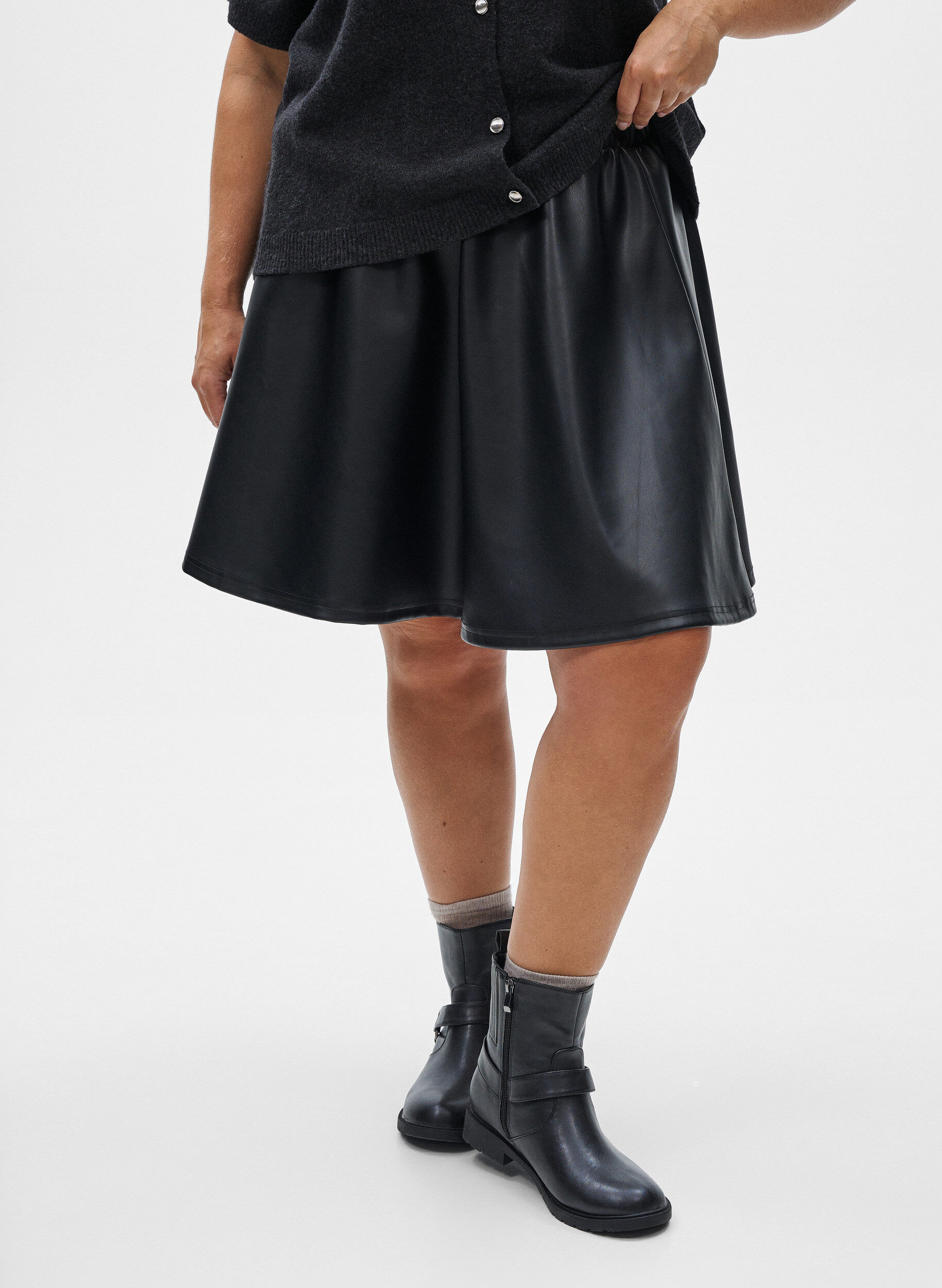 Zizzi Korte skaterskirt in imitatieleer, Zwart, Model image number 3