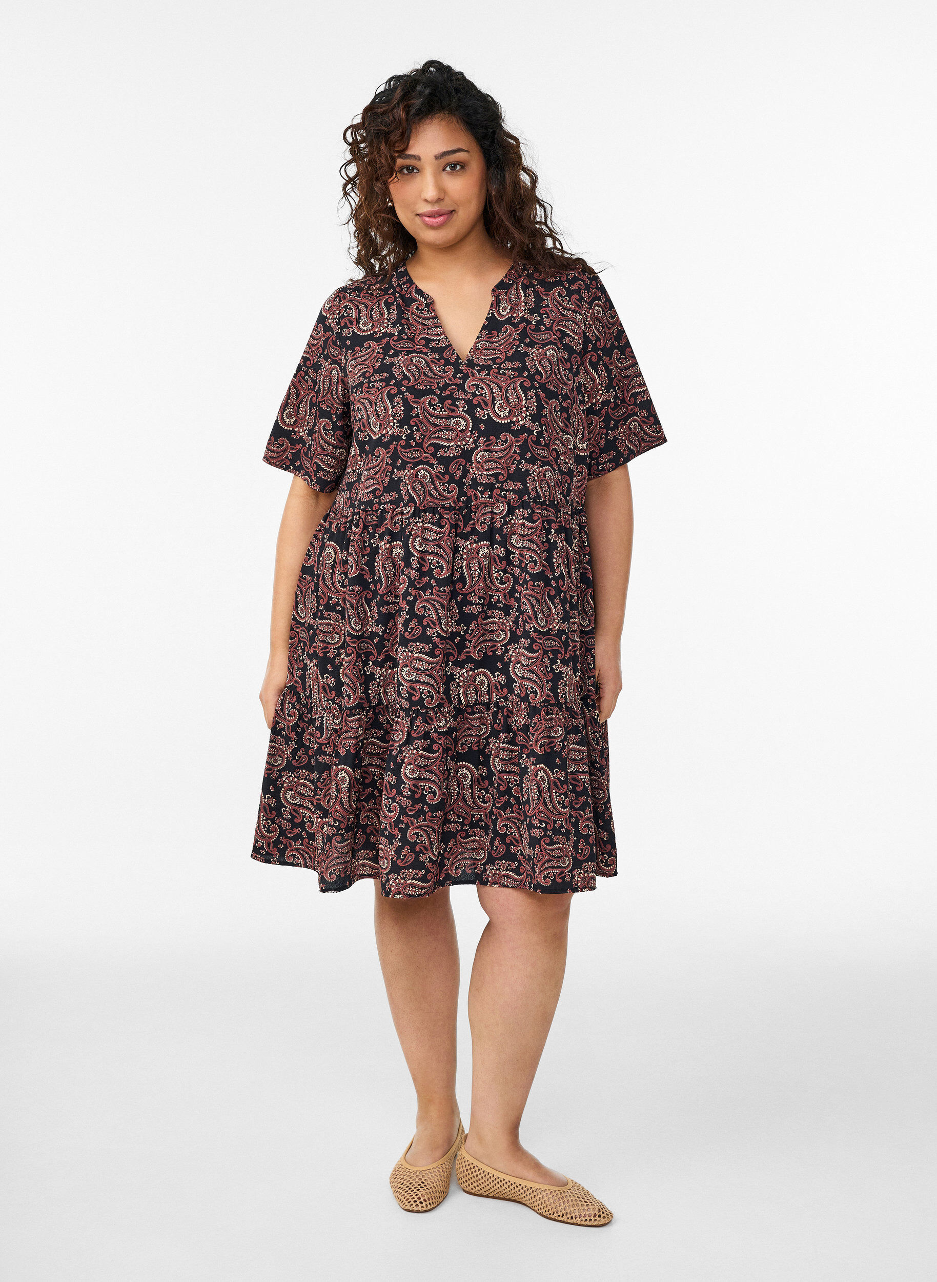 Zizzi Jurk met korte mouwen, A-lijn en snijlijnen, Zwart, Model image number 1