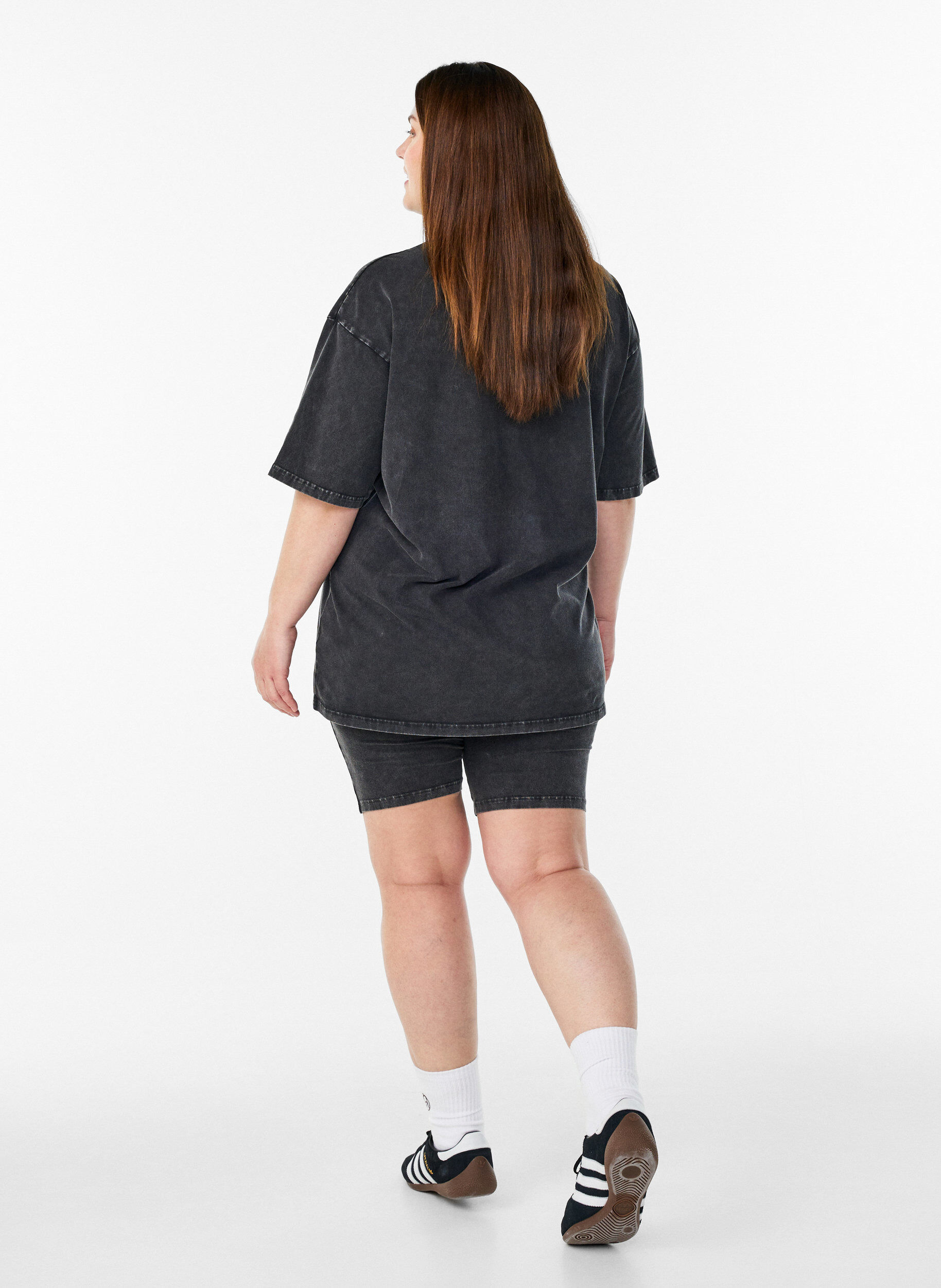 Zizzi Strakke jersey shorts met een gewassen effect, Zwart, Model image number 1
