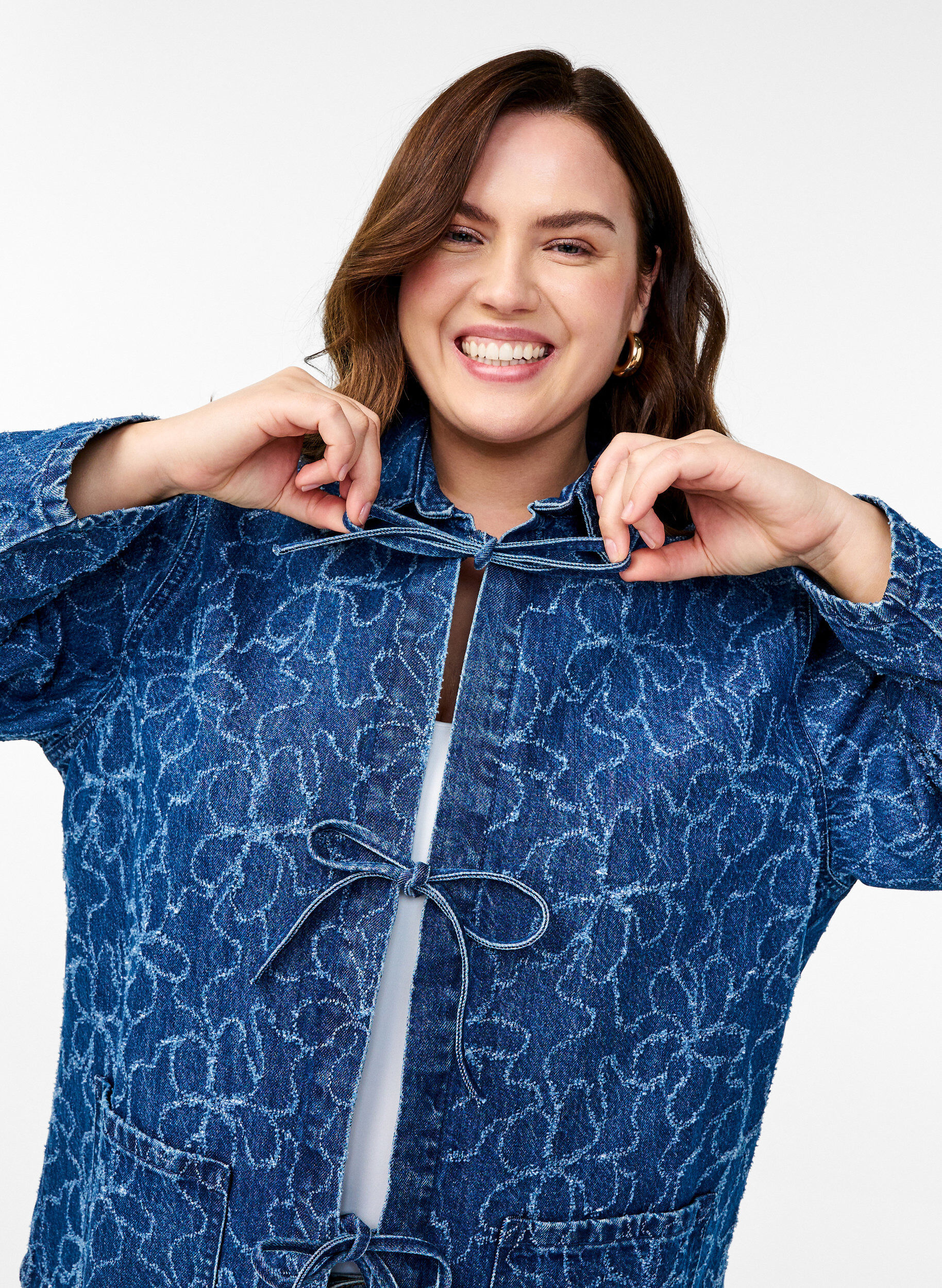 Zizzi Spijkerjack met striksluiting en zakken, Blue Denim Destroy, Model image number 2