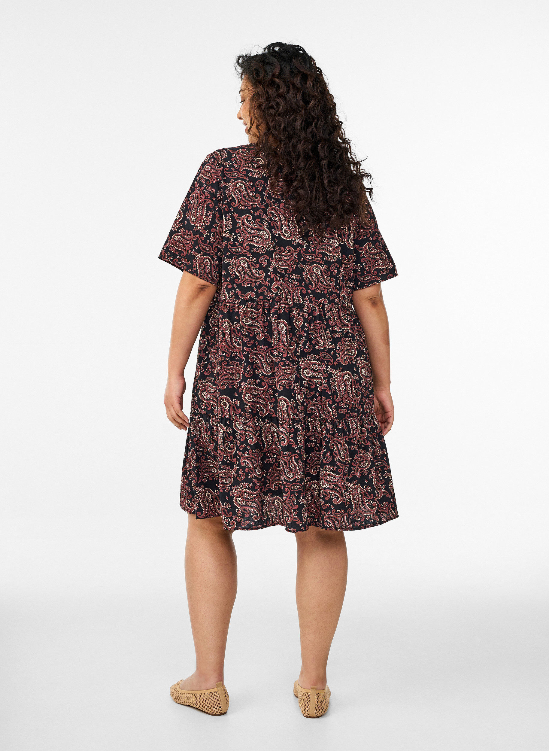 Zizzi Jurk met korte mouwen, A-lijn en snijlijnen, Zwart, Model image number 2