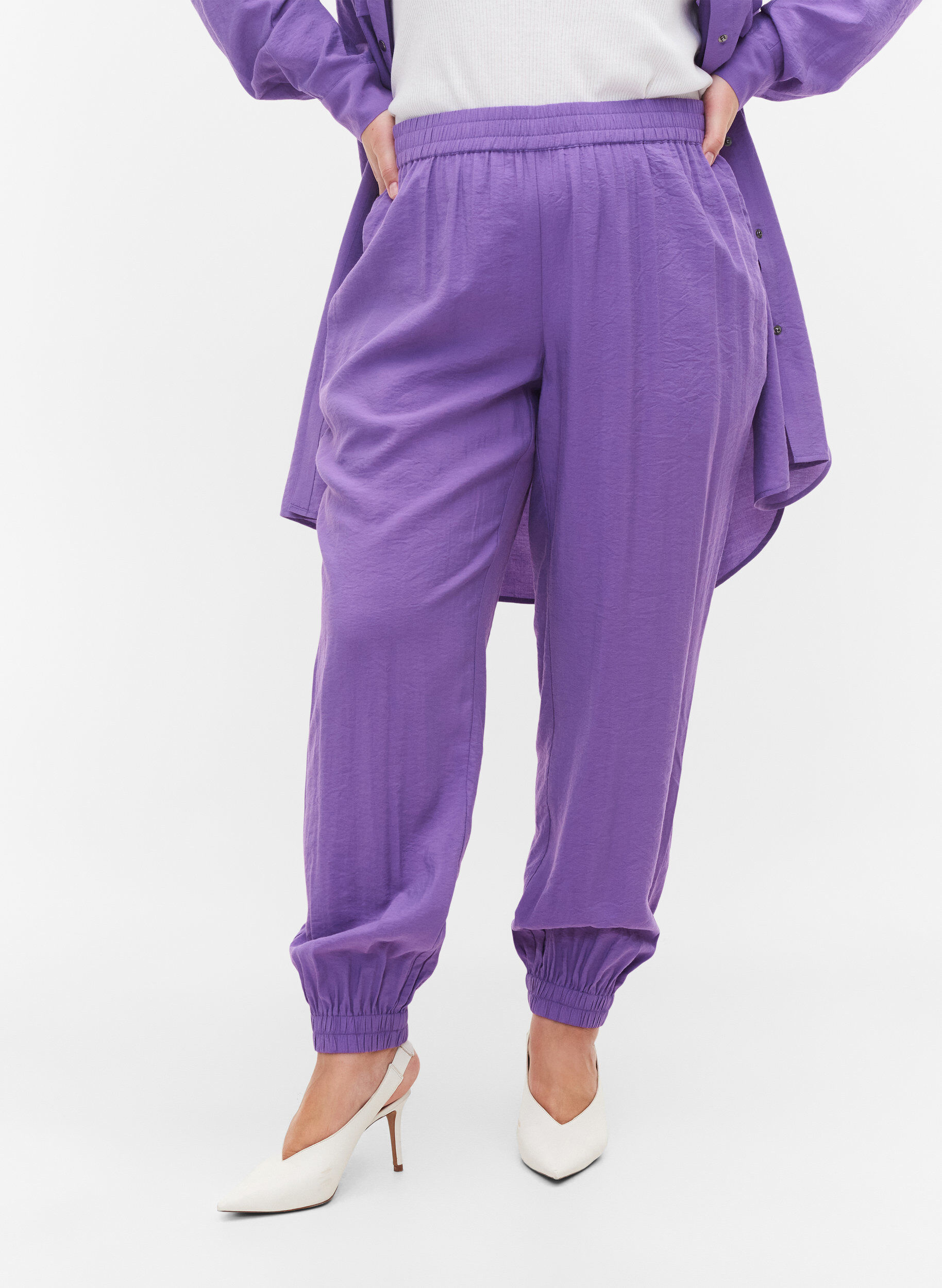 Zizzi Losse broek van viscosemix met elastische boord, Royal Lilac, Model image number 2