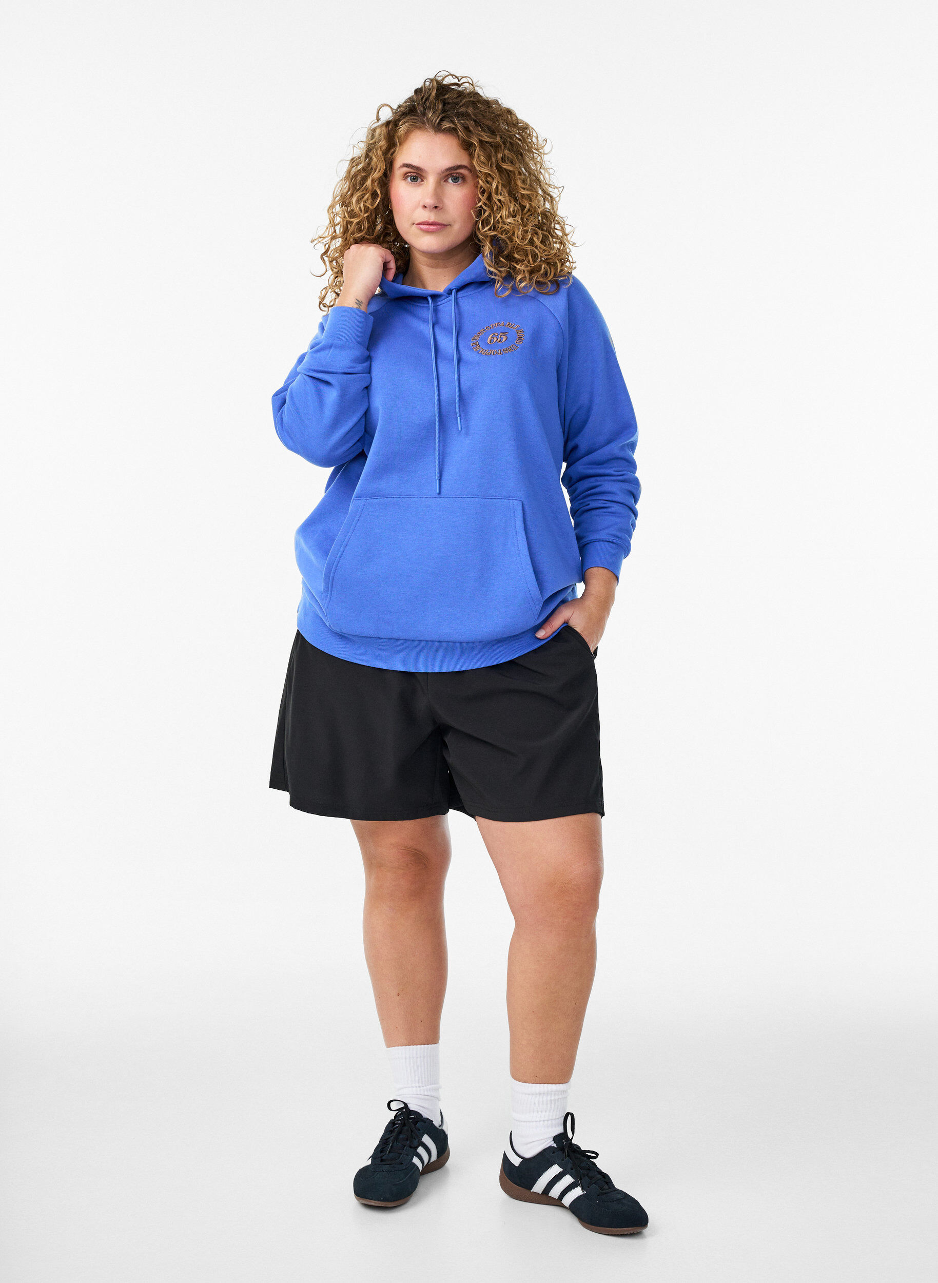 Zizzi Hoodie met geborduurd frontmotief, Blauw, Model image number 1