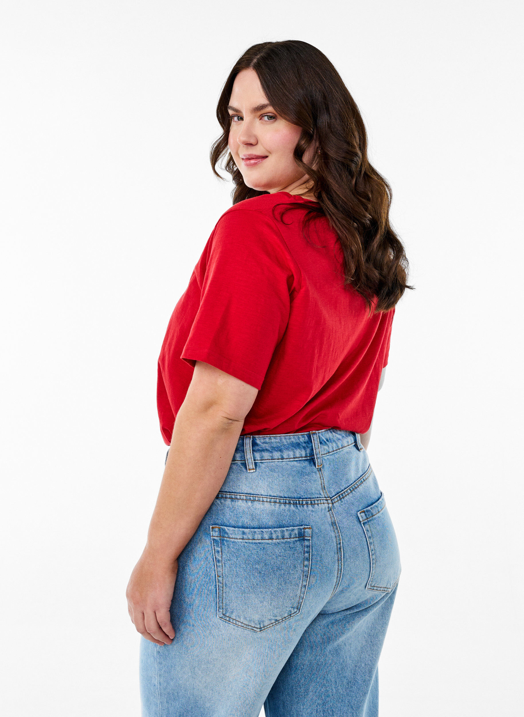 Zizzi Basic t-shirt met korte mouwen en V-hals, Rood, Model image number 2