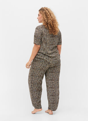Losse viscose pyjama broek in all-over print, Black Flower AOP, Model image number 1