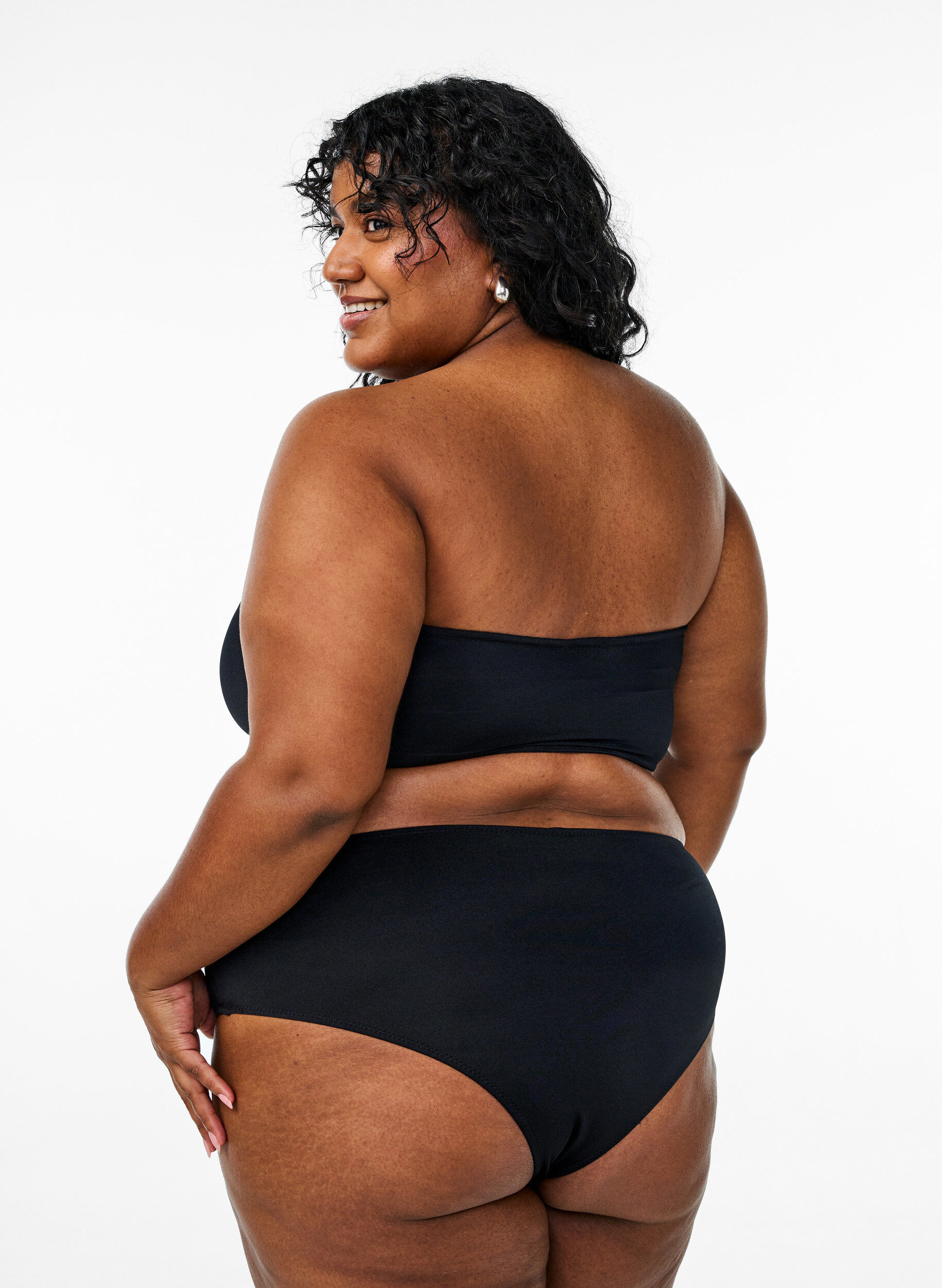 Zizzi Effen bandeau bikini top, Zwart, Model image number 2