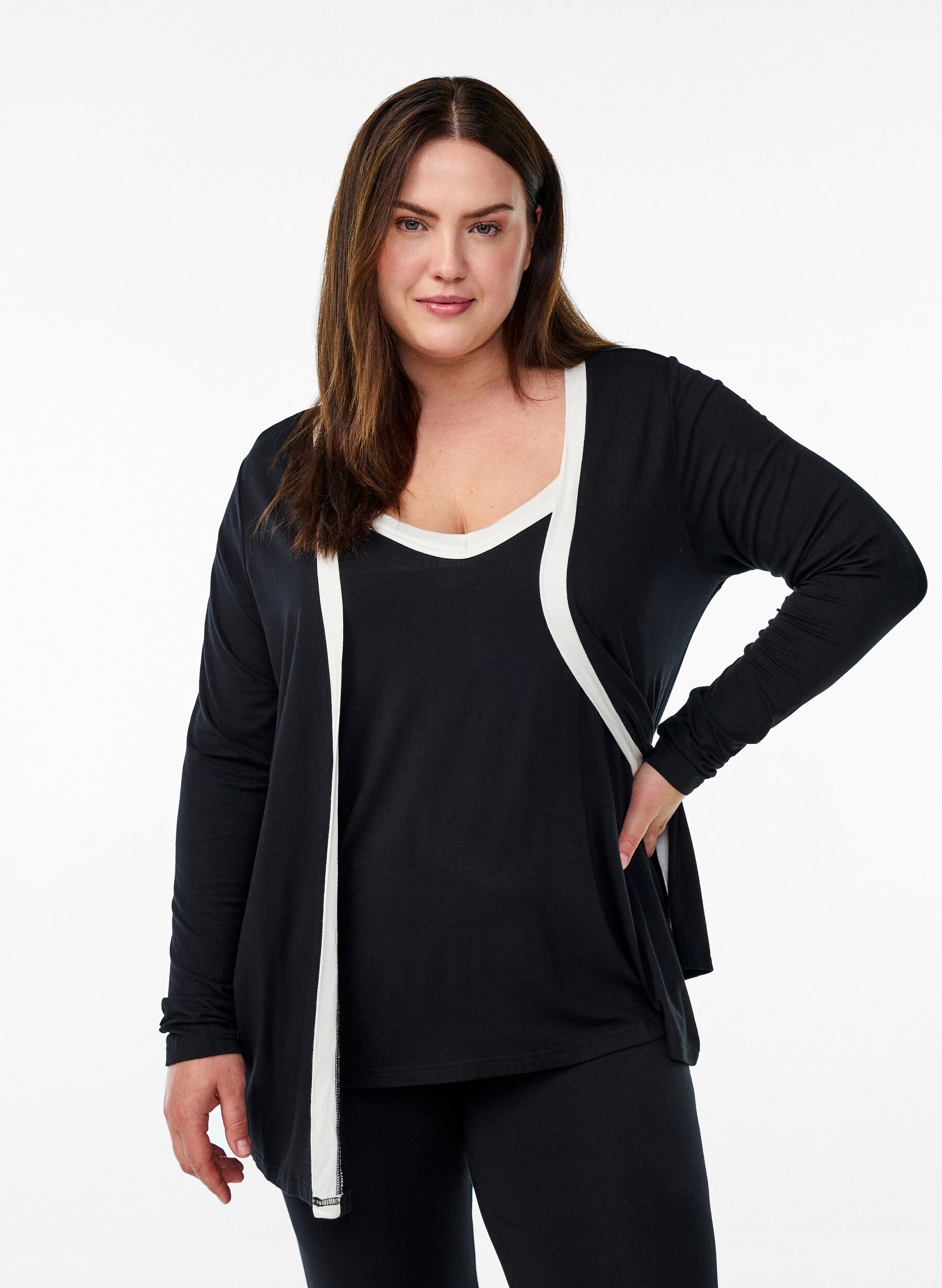 Korte kimono in viscose, Zwart, Model