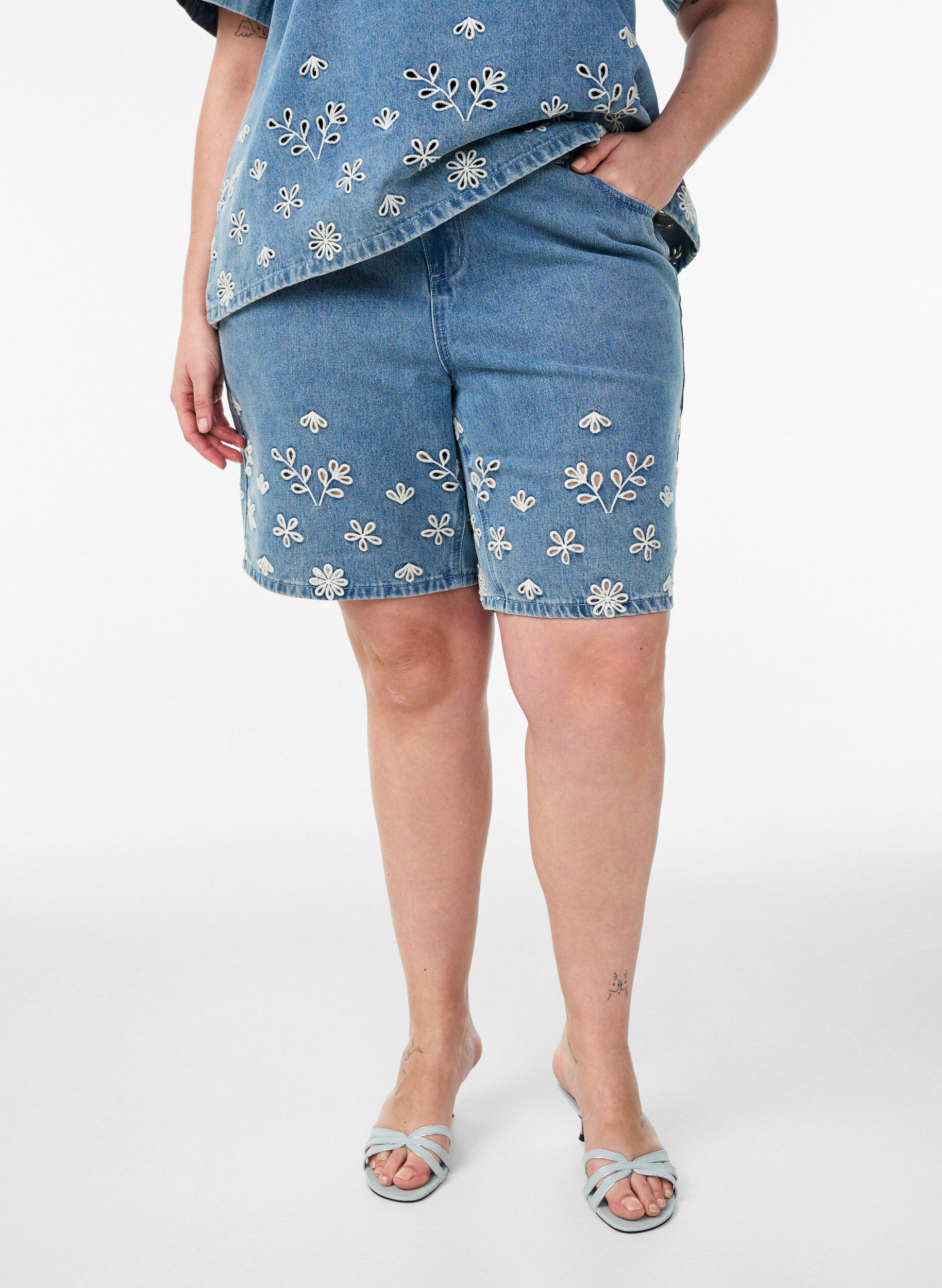 Zizzi Denim shorts met broderie anglaise en hoge taille, Blauw, Model image number 3