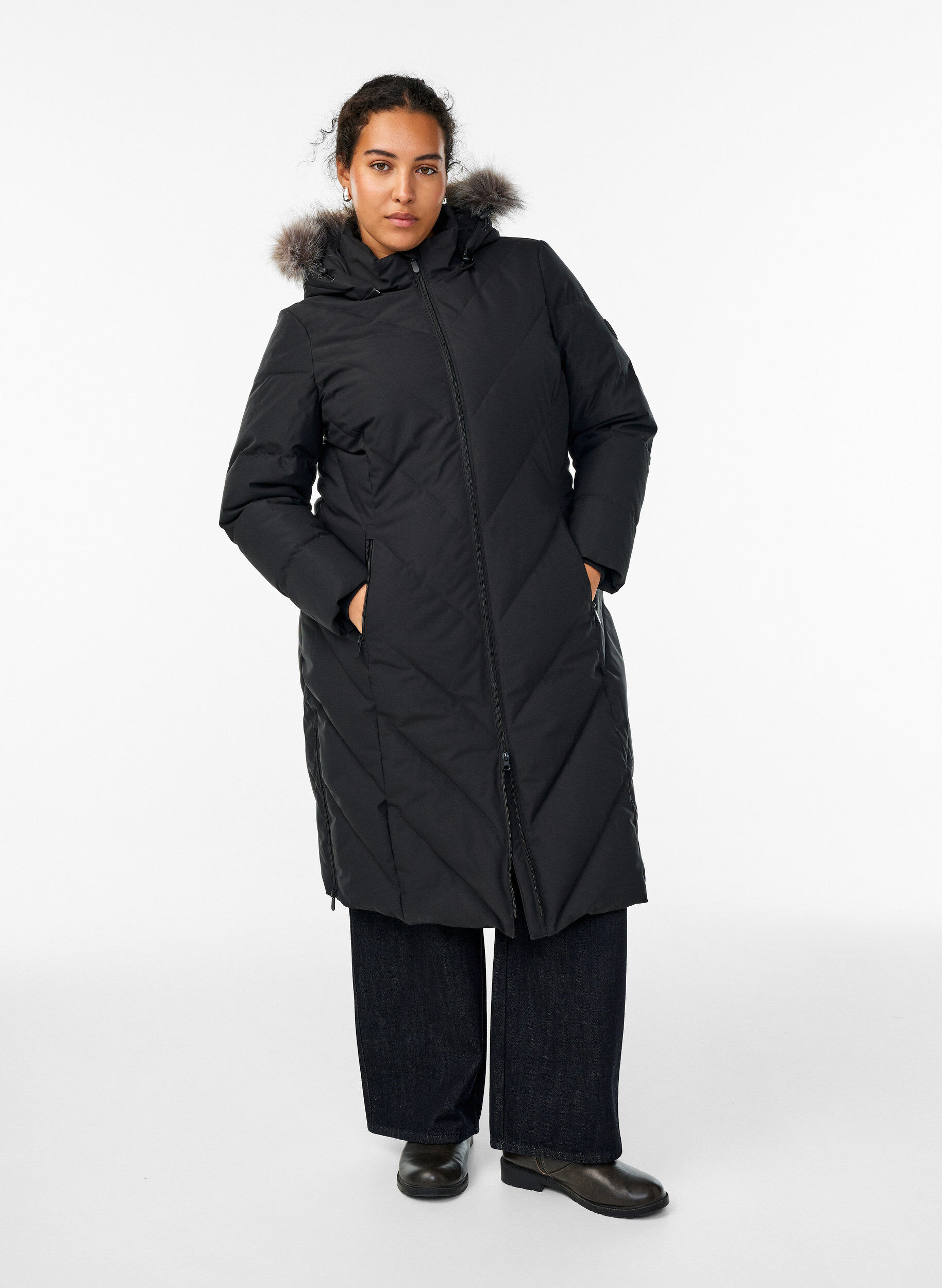 Lange winterjas met haaksluitingen en een nep bontkraag, Zwart, Model