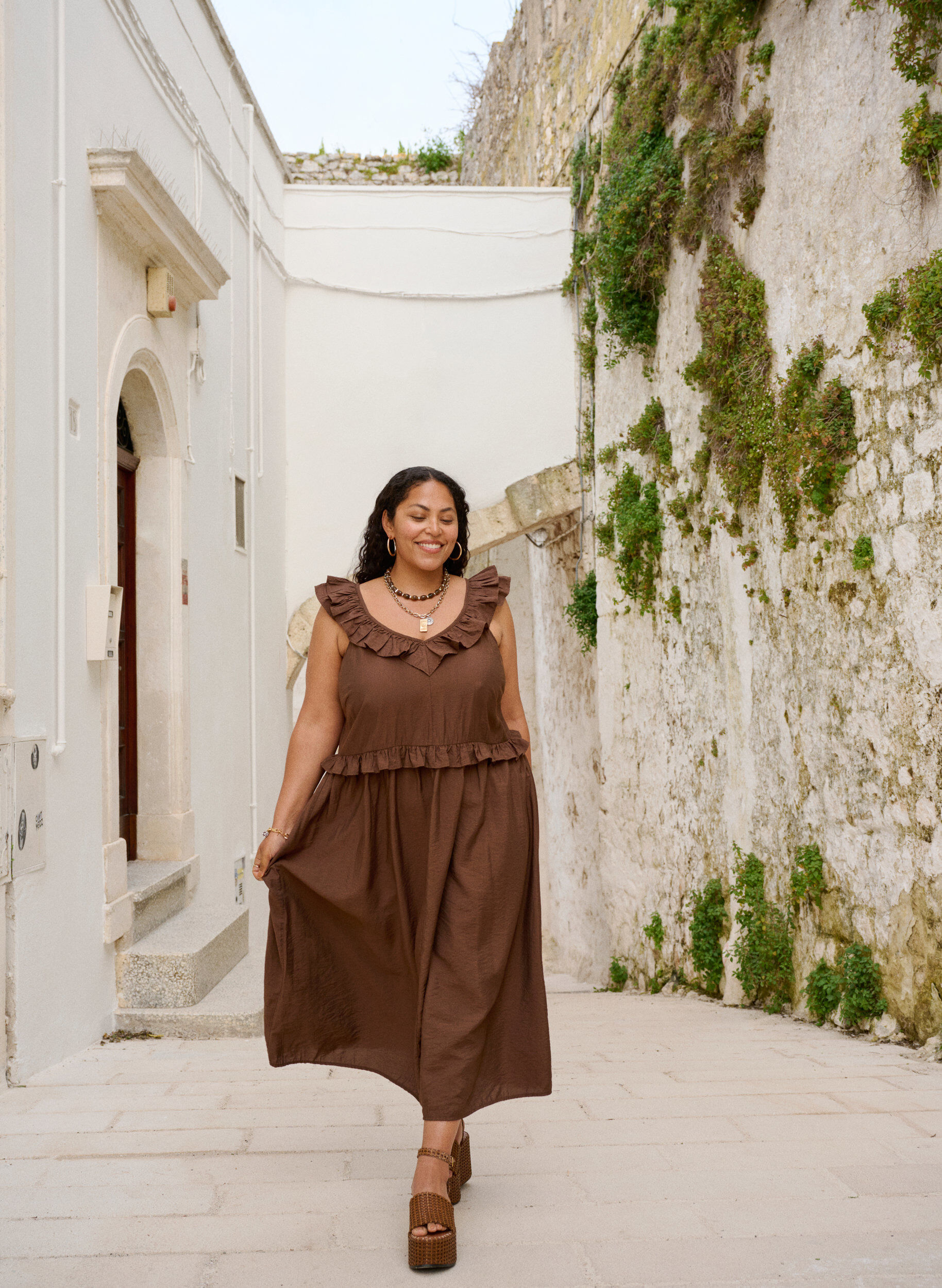 Zizzi Mouwloze midi jurk met ruches, Bruin, Image image number 0