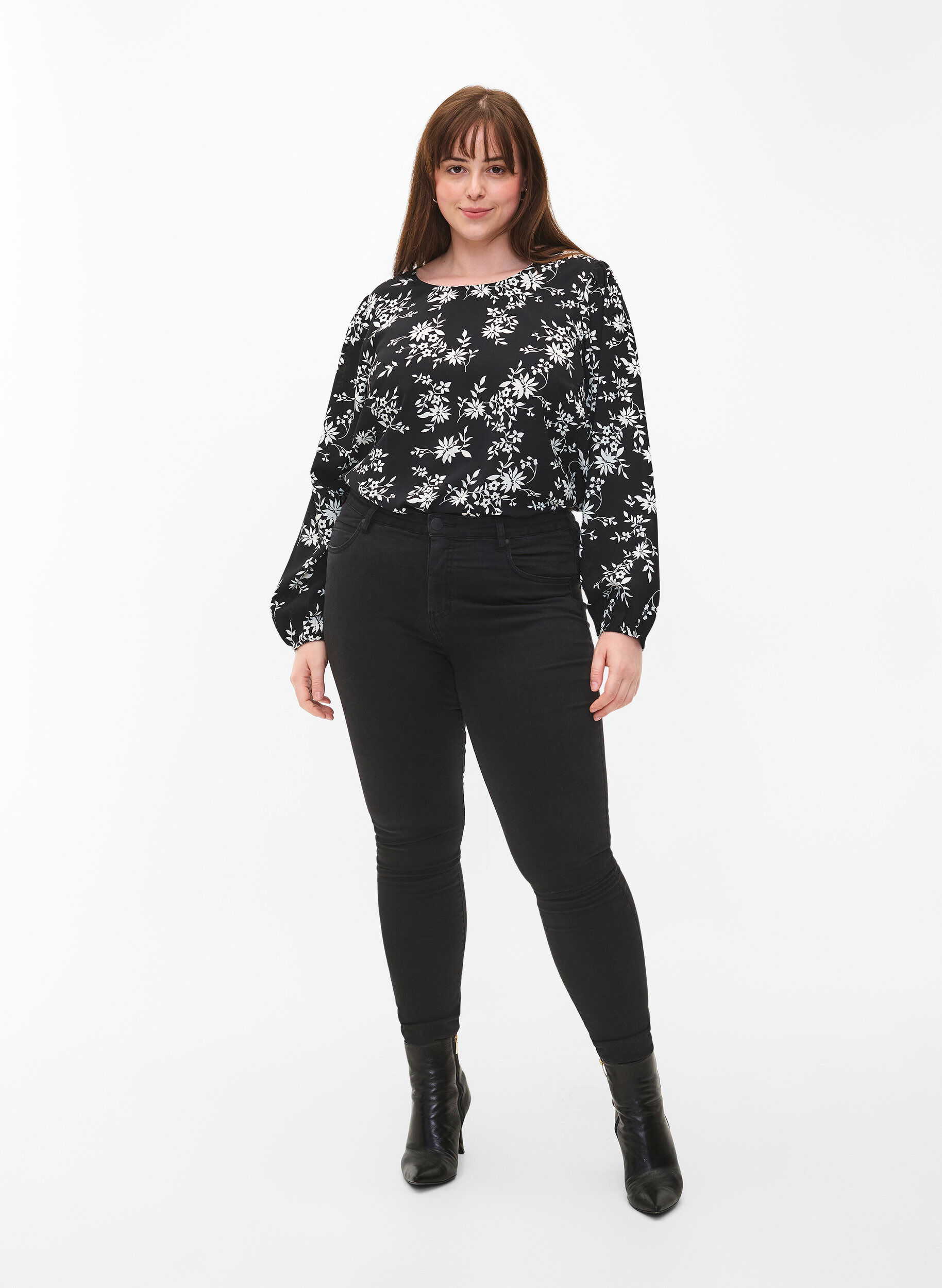Zizzi Blouse met pofmouwen, Black Flower AOP, Model image number 2
