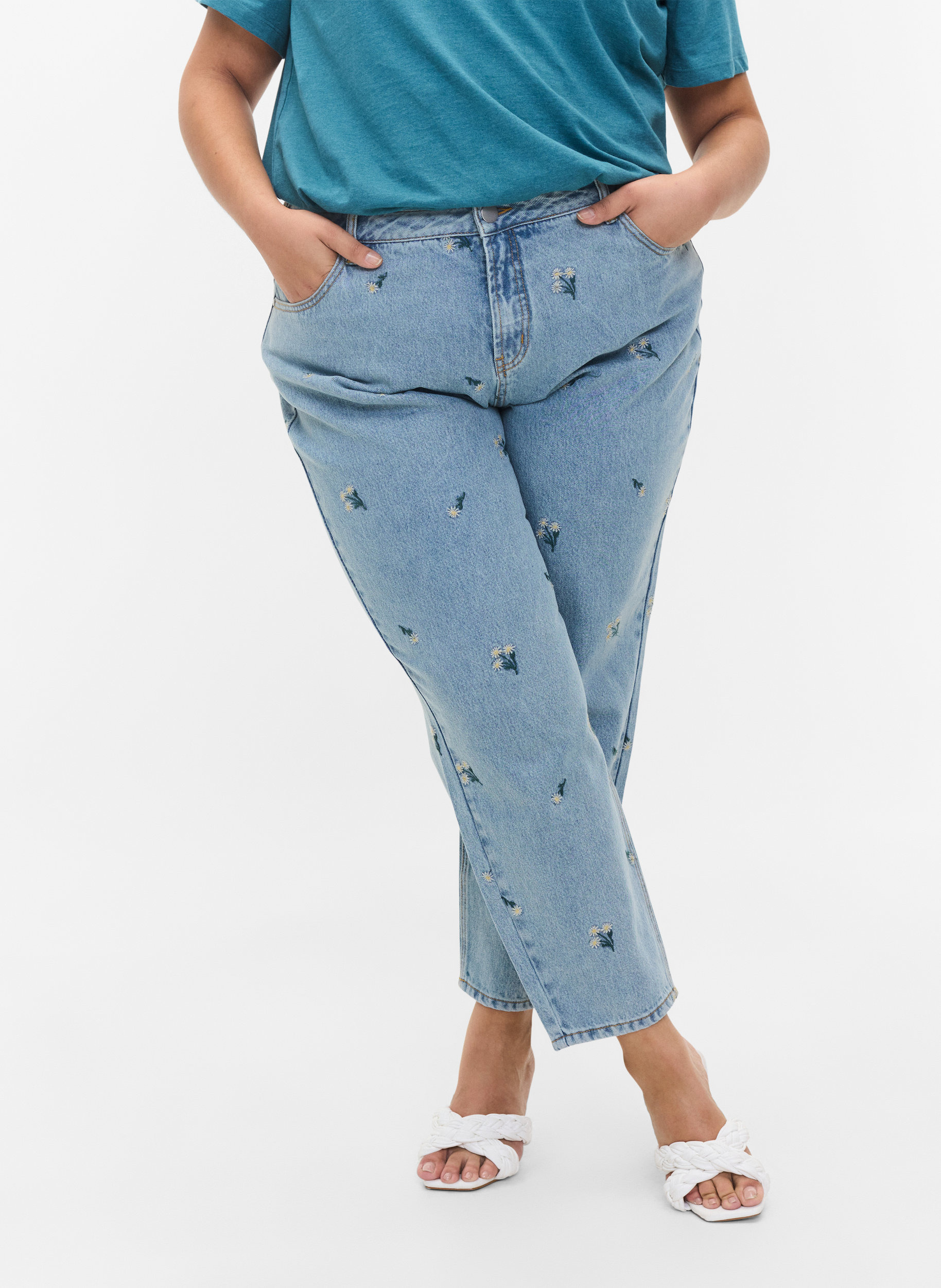 Mille mom fit jeans met bloemenborduursel, Blue w. Small Flower, Model image number 2